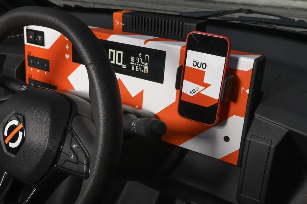 Intérieur du Mobilize Duo avec tableau de bord numérique et smartphone intégré.