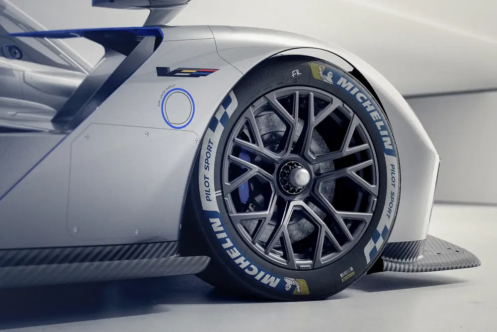 Gros plan sur la roue arrière Michelin d'une voiture de sport Maserati au design futuriste.