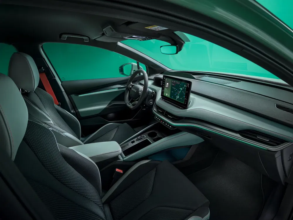 Intérieur moderne de voiture avec écran tactile dans un SUV Toyota électrique.