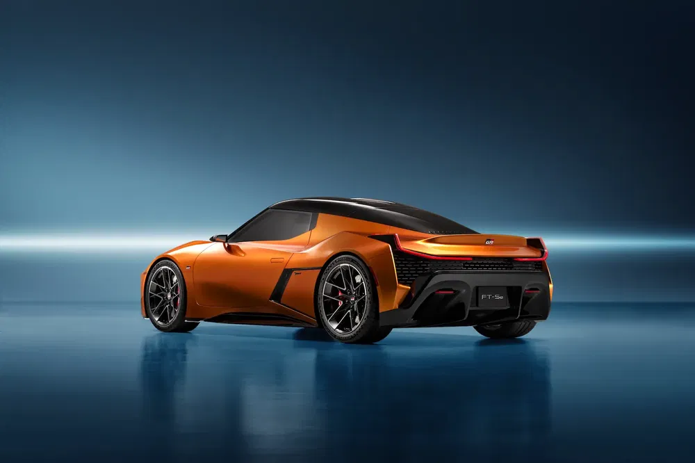 De stijlvolle oranje Toyota FT-Se met aerodynamische lijnen en sportieve wielen.