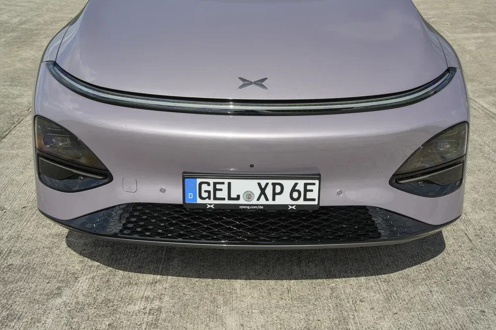 Avant de la Xpeng en gris, plaque d'immatriculation allemande, design moderne et aérodynamique.