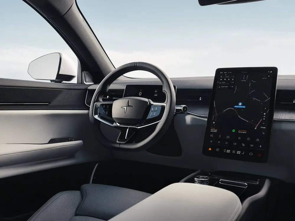 Moderne interieur van de Polestar 2 met touchscreen en stijlvol stuur.