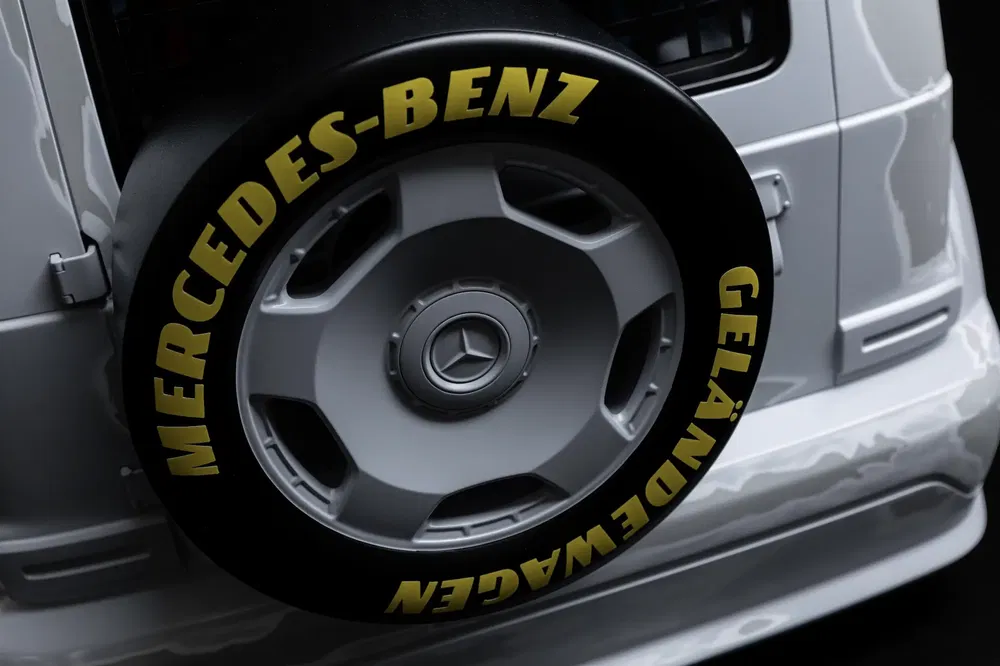 Coque de roue de secours Mercedes-Benz G-Class avec marquage jaune distinctif.