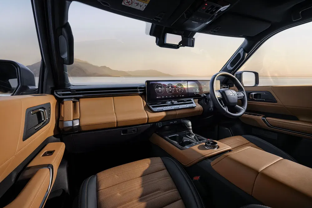 Intérieur luxueux du Suzuki Jimny 2024 avec tableau de bord numérique et sièges en cuir marron.