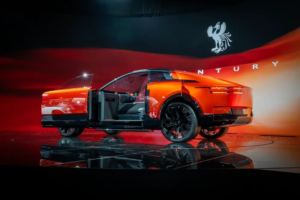 Oranje Lynk & Co Century elektrische SUV getoond met geopende deuren.