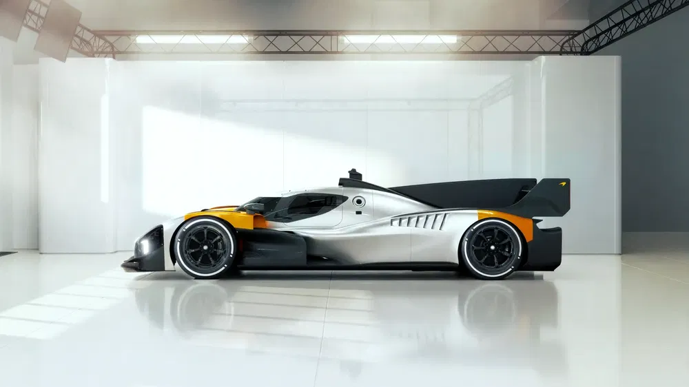 Prototype de course McLaren, design aérodynamique, studio moderne, éclairage sophistiqué.