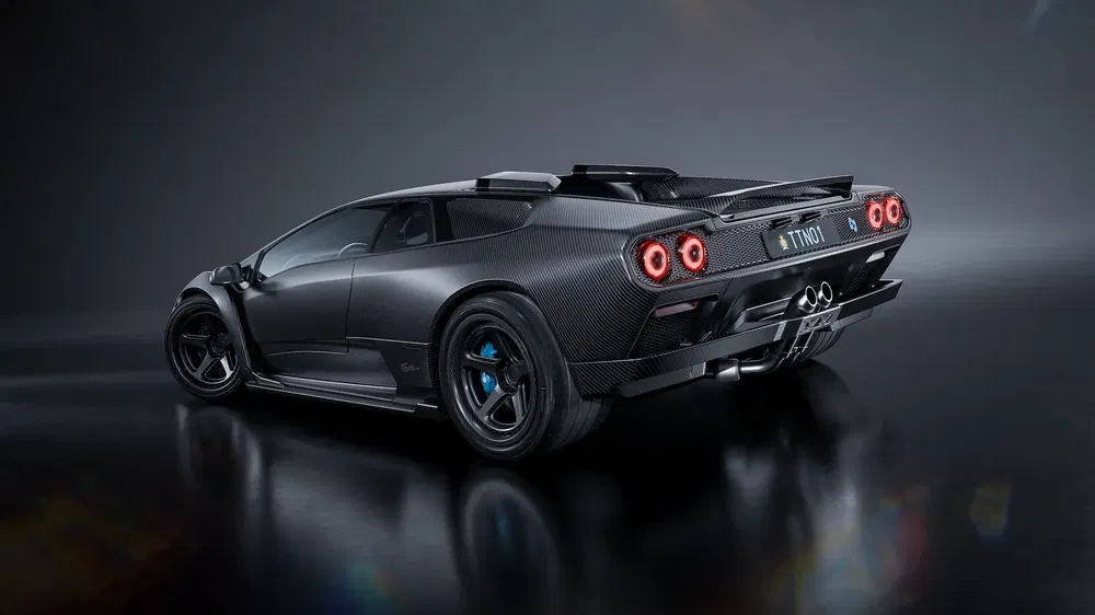 Supercar Lamborghini van koolstofvezel met rode LED-verlichting op donkere achtergrond.