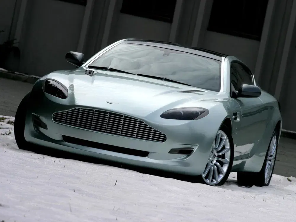 Aston Martin Rapide conceptauto, elegant en modern ontwerp, frontaal zicht op geplaveide weg.