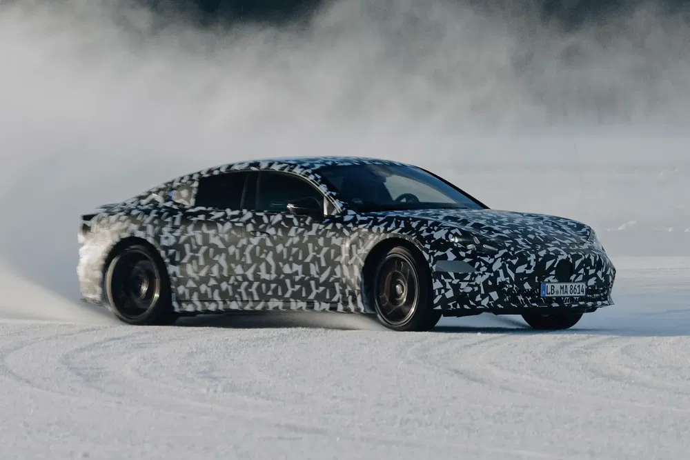 {"fr":"Prototype Mercedes-Benz EQS camouflé testant la conduite sur neige en conditions hivernales.","nl":"Geocamoufleerde Mercedes-Benz EQS-prototype testend op sneeuw in winterse omstandigheden."}