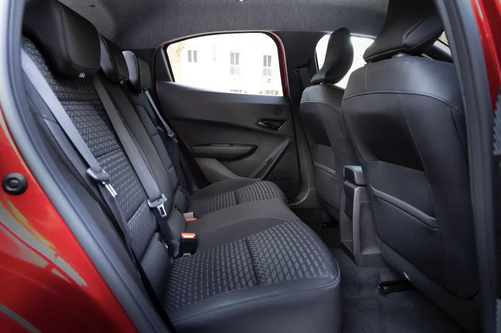 Intérieur spacieux de la Volkswagen Polo avec sièges arrière confortables et design moderne.