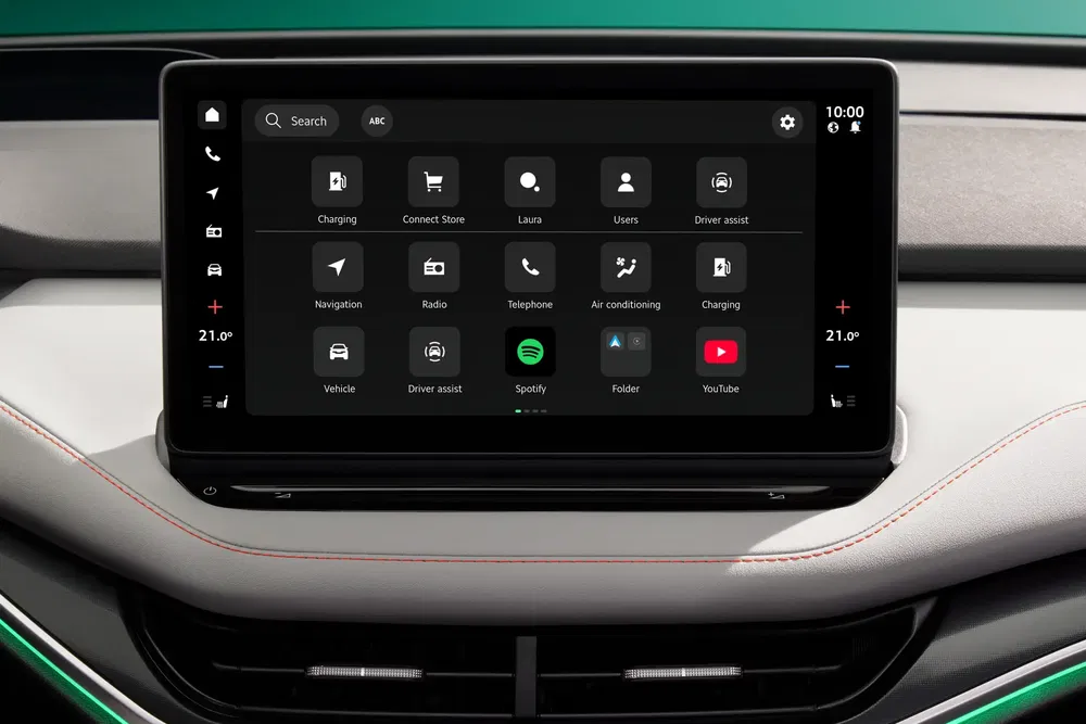 Écran tactile de voiture avec interface moderne, incluant applications de navigation et divertissement.