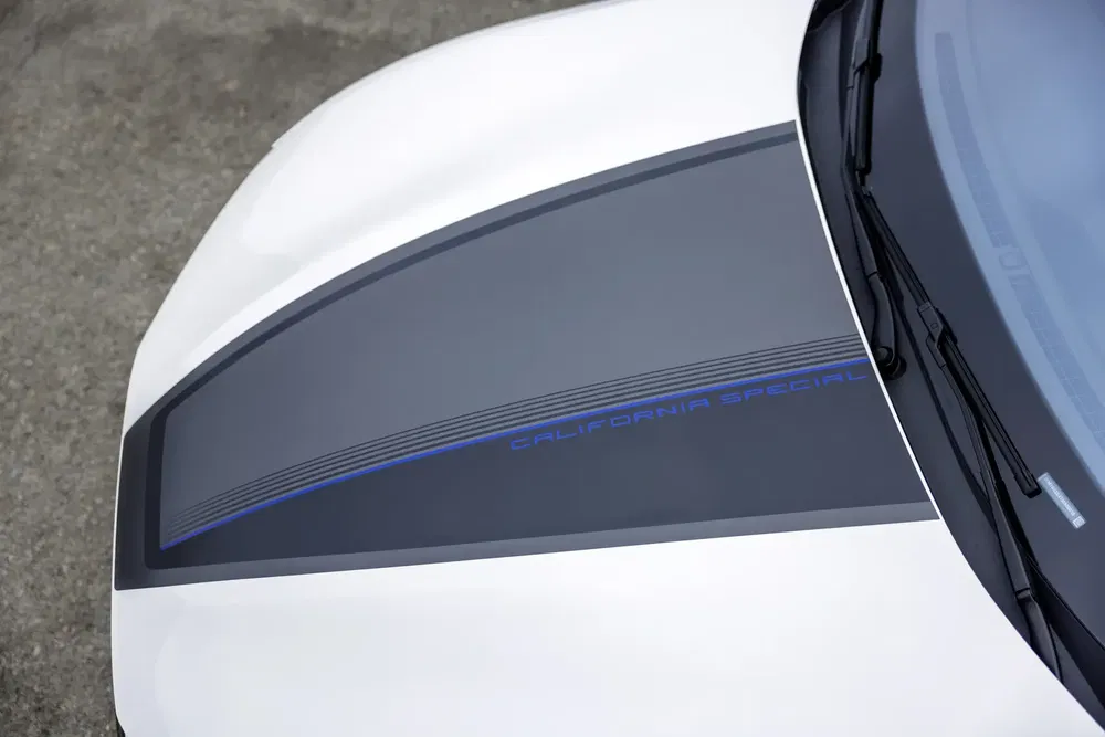 Motorkap van Ford Mustang California Special met unieke blauwe en zwarte strepen.