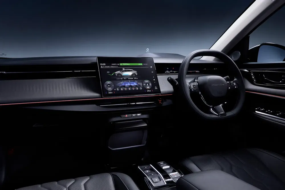 Intérieur moderne d'une voiture Honda avec écran tactile et tableau de bord numérique élégant.