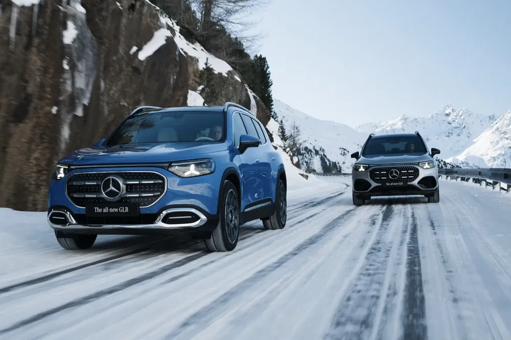 {"fr":"Deux Mercedes-Benz GLB roulant sur une route enneigée en montagne.","nl":"Twee Mercedes-Benz GLB's rijden op een besneeuwde bergweg."}