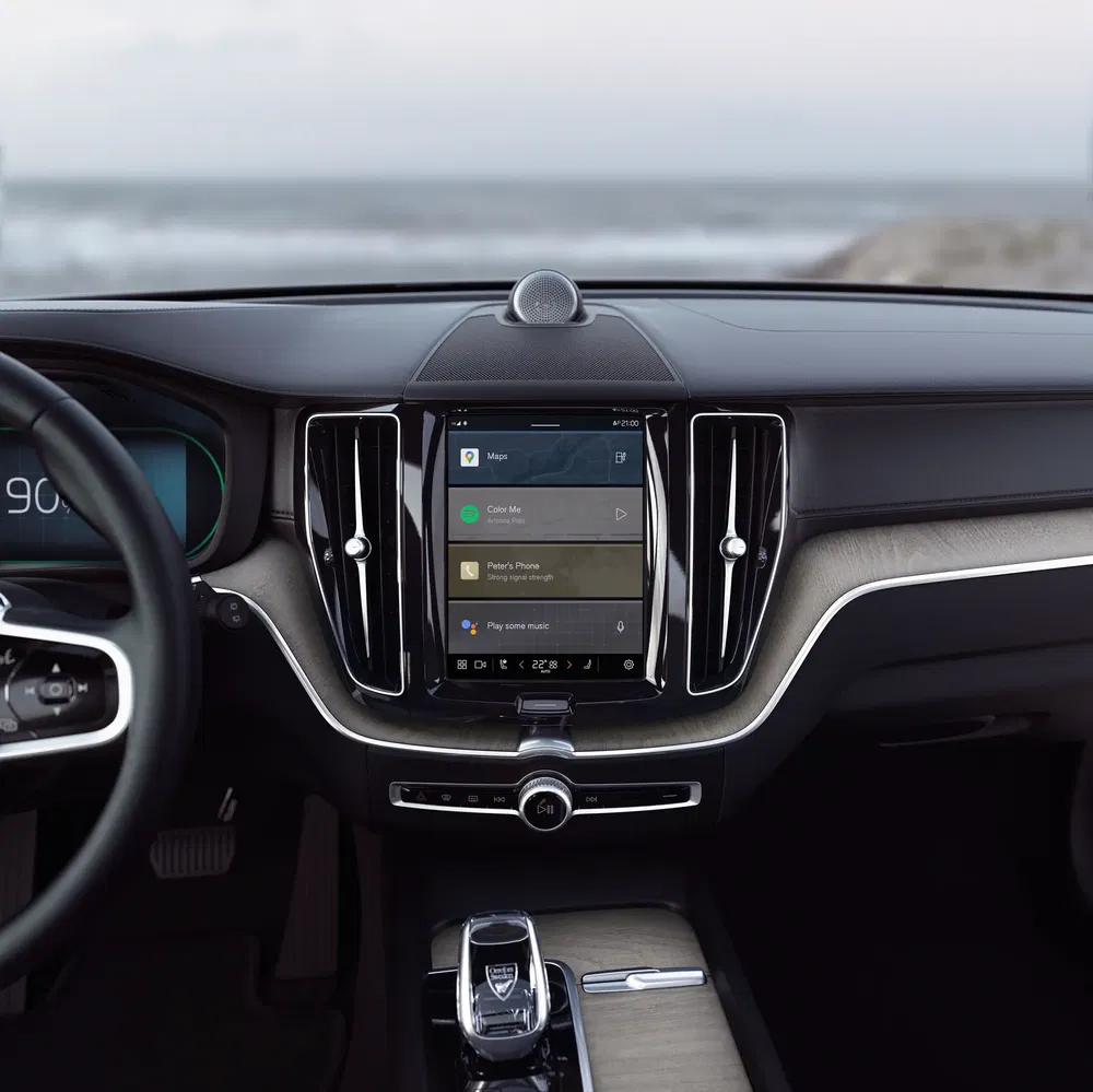 Volvo auto-interieur met modern infotainmentscherm en stijlvolle afwerking.