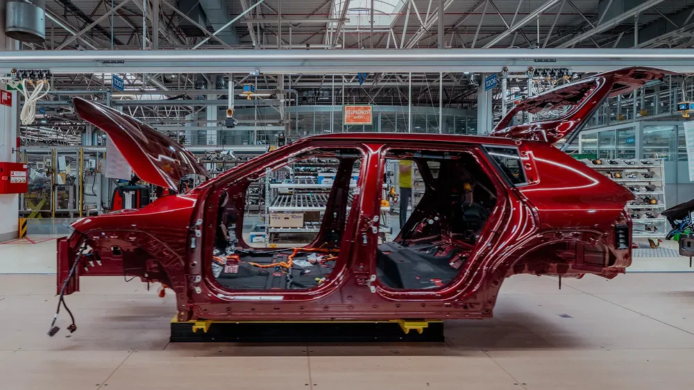Rood autogewicht in productieproces in een moderne autofabriek.