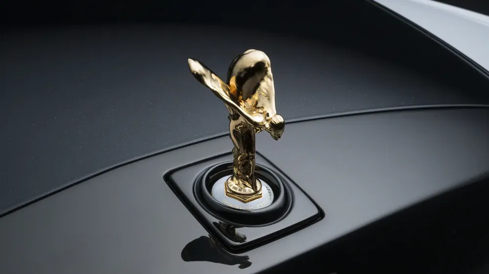 Emblème Spirit of Ecstasy doré sur le capot d'une voiture Rolls-Royce.