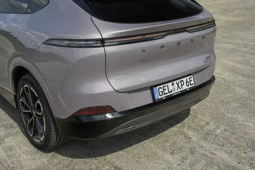 Arrière d'un Xpeng G6, SUV électrique, sur une surface en béton.