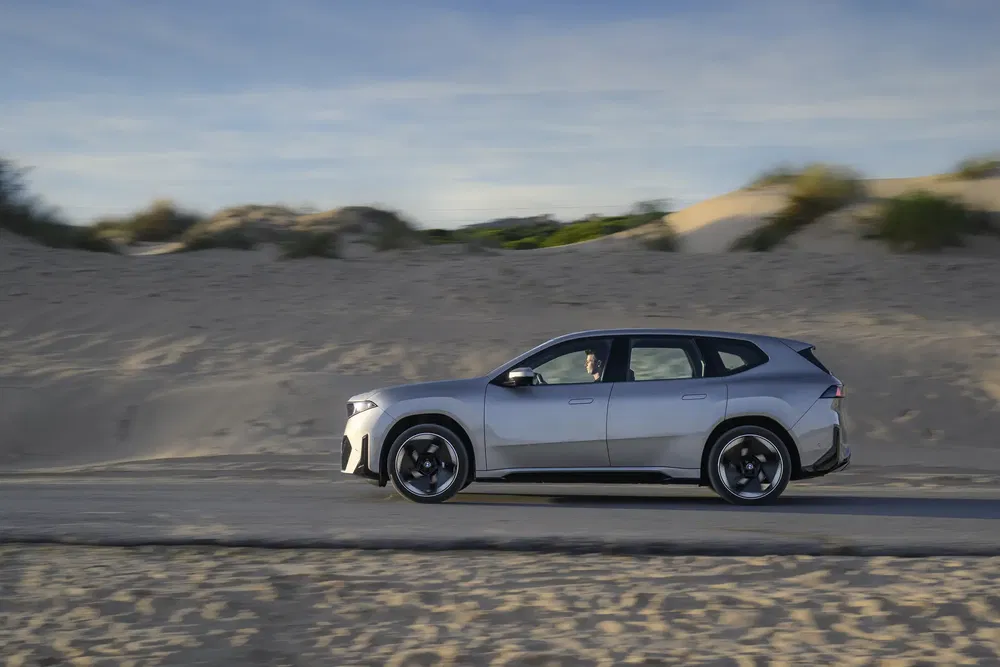 BMW roulant sur une route désertique, design moderne et élégant du SUV.