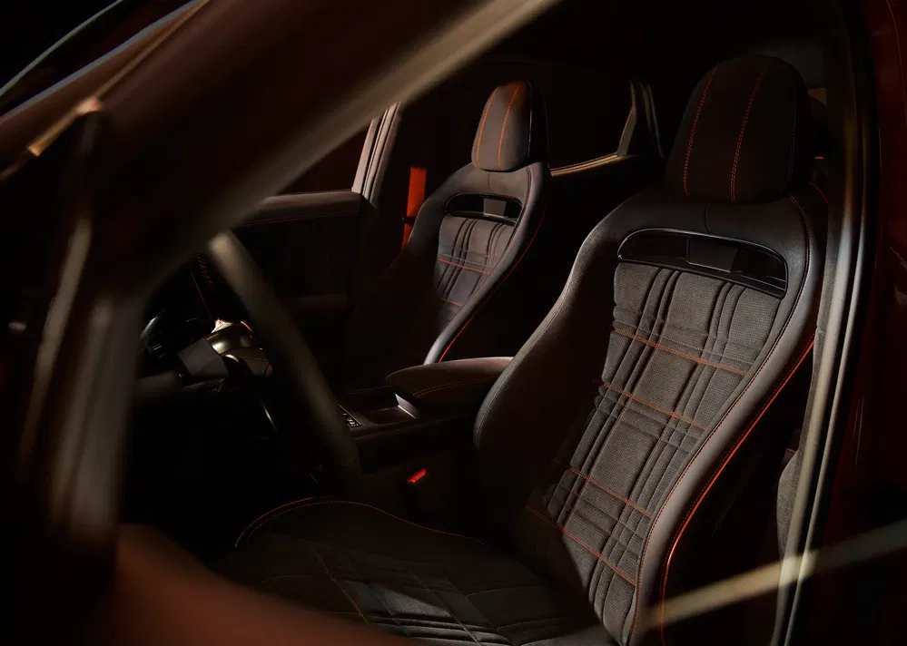 Sièges sport Vokswagen GTI avec surpiqûres rouges et motif à carreaux emblématiques.