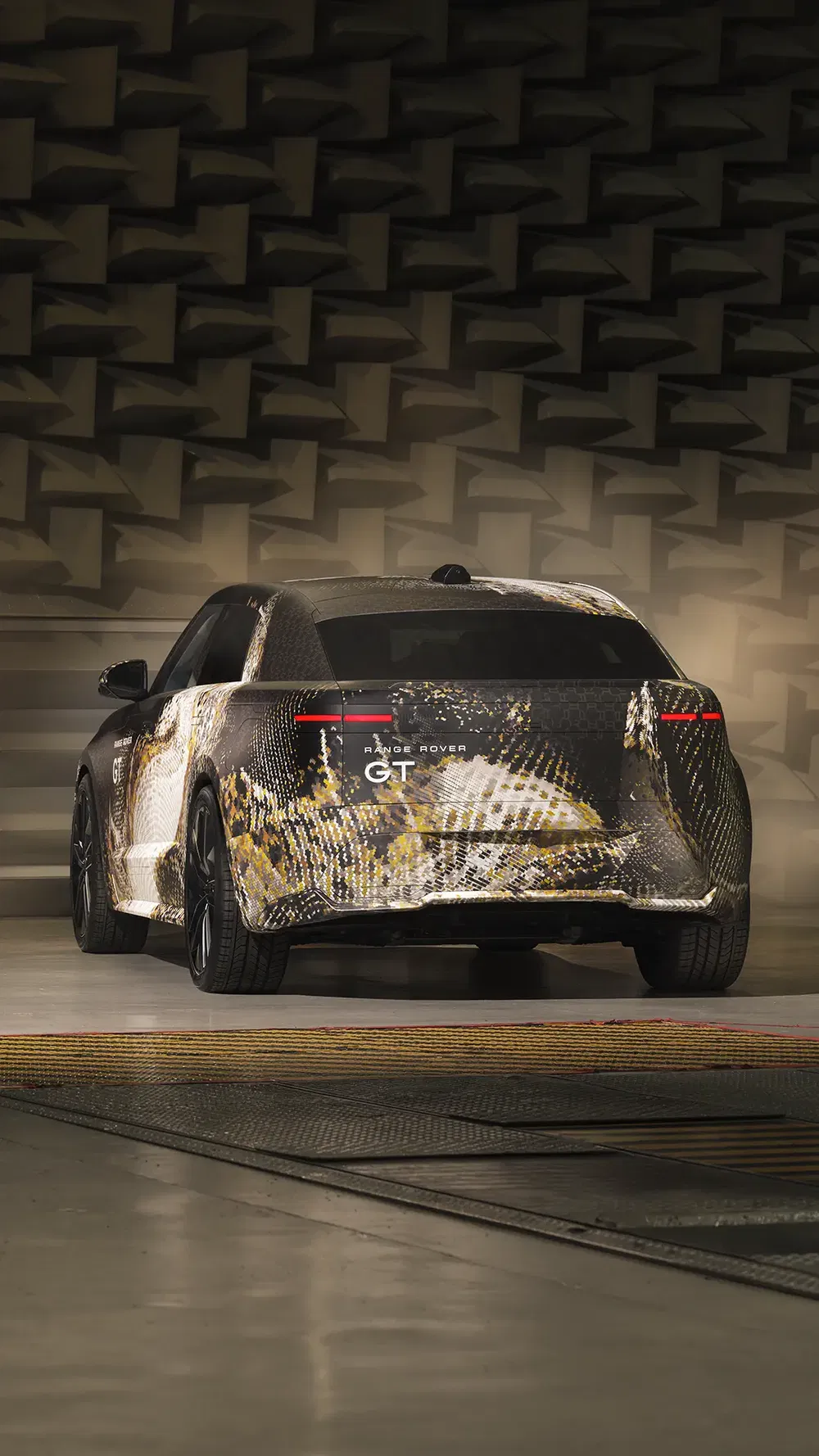 Range Rover GT avec camouflage, dans un environnement acoustique de test de bruit.