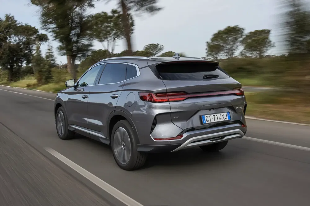 {"fr":"SUV gris roule sur une route bordée d'arbres, capture arrière dynamique.","nl":"Grijze SUV rijdt op een met bomen omzoomde weg, dynamische achteraanzicht."}