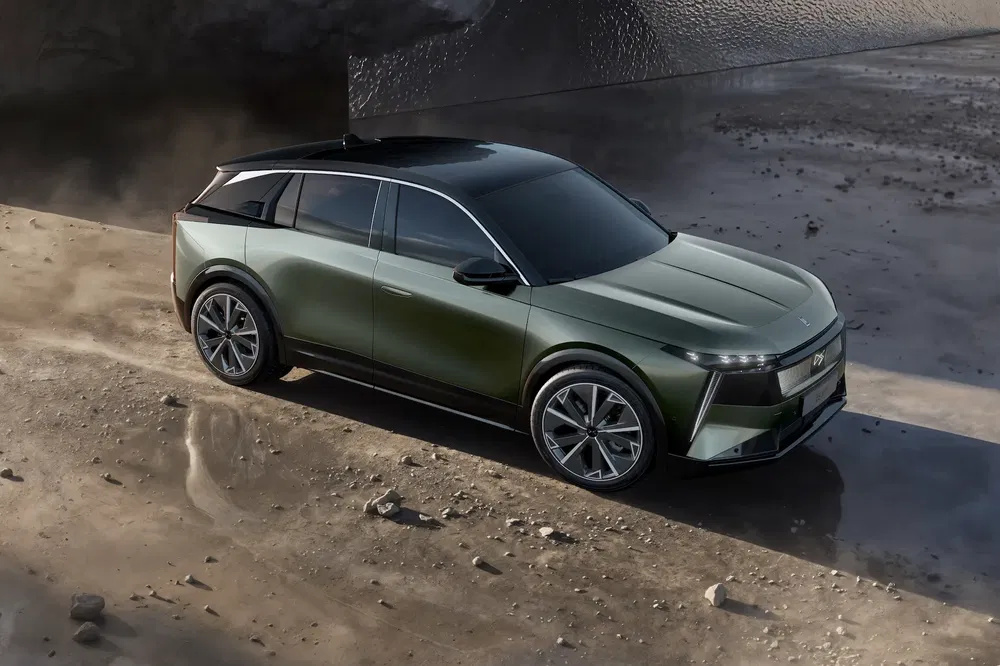 Moderne BYD Song L SUV in metallic groen op woestijnachtig terrein.