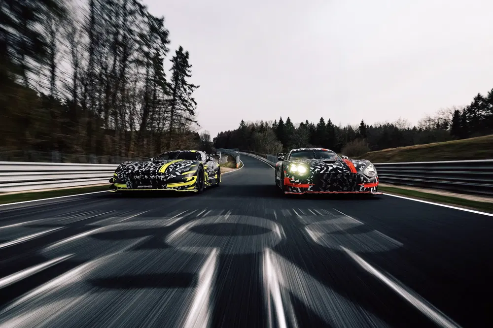 Deux Porsche 911 GT3 camouflées sur le circuit du Nürburgring en compétition.