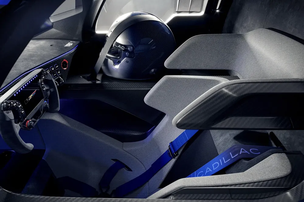 Intérieur de voiture de course Cadillac avec volant, siège ergonomique et casque de pilote noir.
