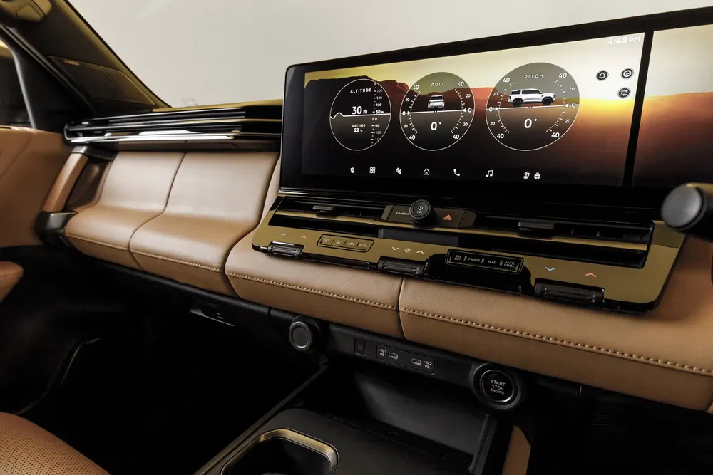 Intérieur moderne Land Cruiser avec écran tactile numérique affichant les paramètres de conduite.