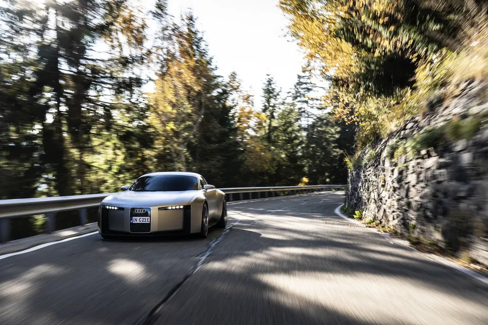 {"fr":"Audi concept électrique sur route sinueuse en automne, forêt en arrière-plan.","nl":"Audi elektrisch concept op kronkelige weg in de herfst, bos op de achtergrond."}