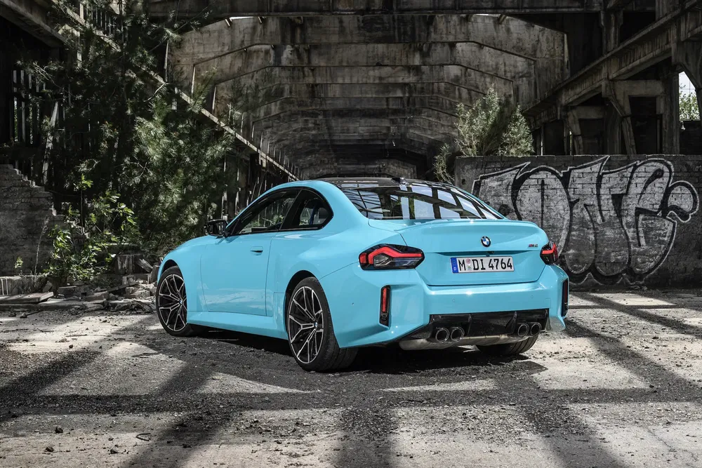 {"fr":"BMW M2 bleu électrique dans un entrepôt abandonné avec graffitis.","nl":"Elektrische blauwe BMW M2 in verlaten loods met graffiti."}
