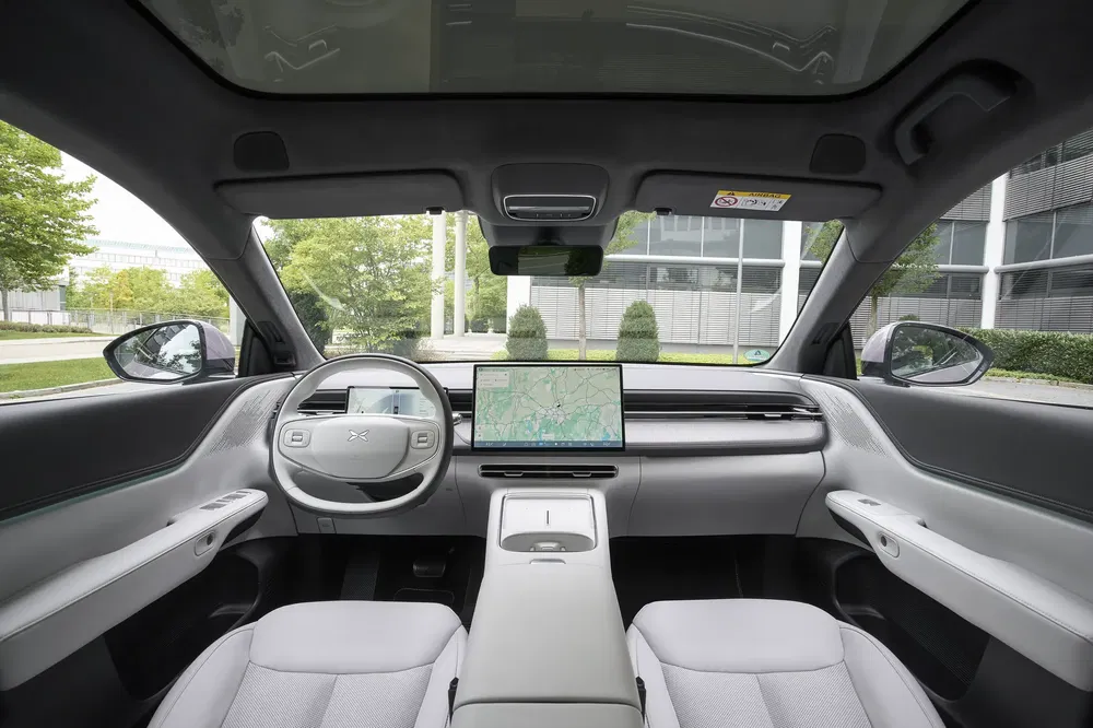 Intérieur moderne de la Xpeng P7 avec volant élégant et écran tactile central.
