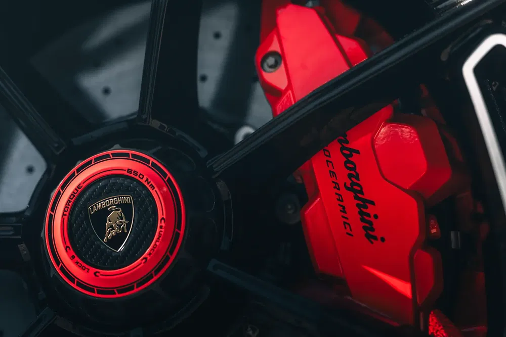 Lamborghini wiellogo en rode remklauw, hoge prestaties details.