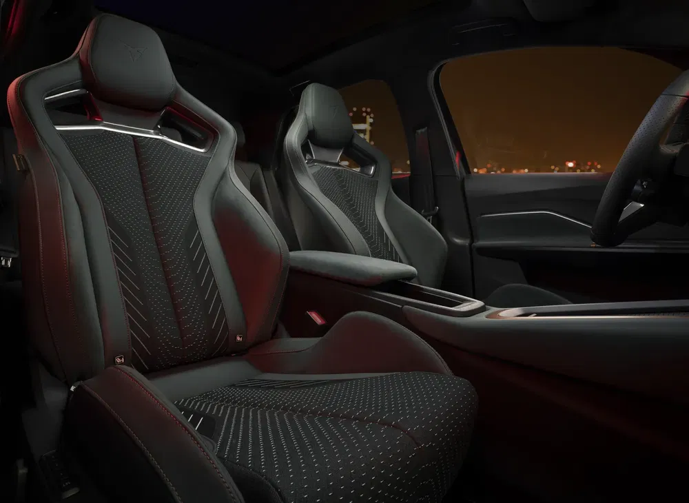 Luxe interieur van de Cupra met stijlvolle zwarte sportstoelen van leer.