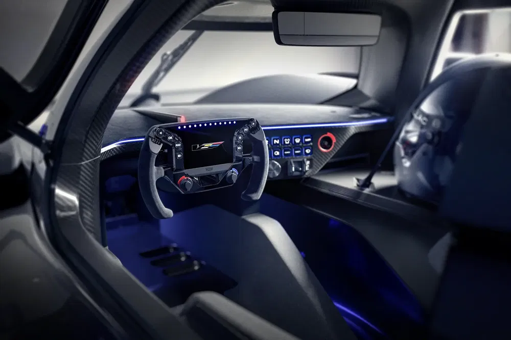 Intérieur d'une voiture de sport avec volant high-tech et tableau de bord numérique.