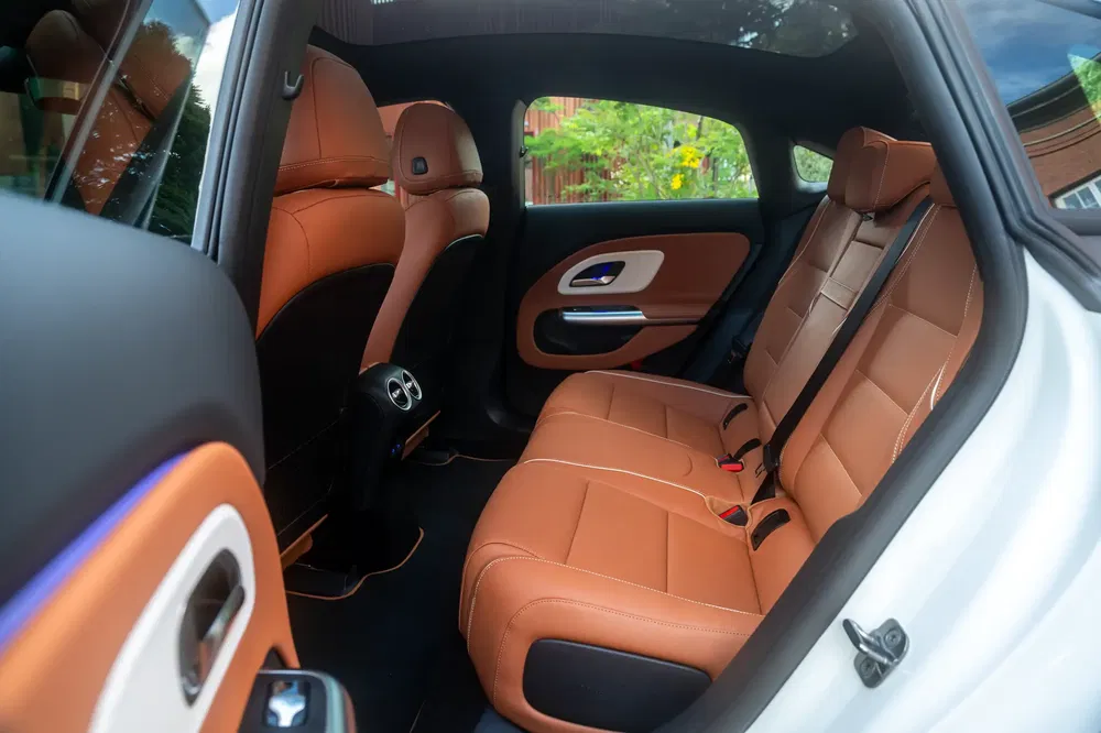 Moderne auto-interieur met bruine leren stoelen, luxe en comfortabele uitstraling.