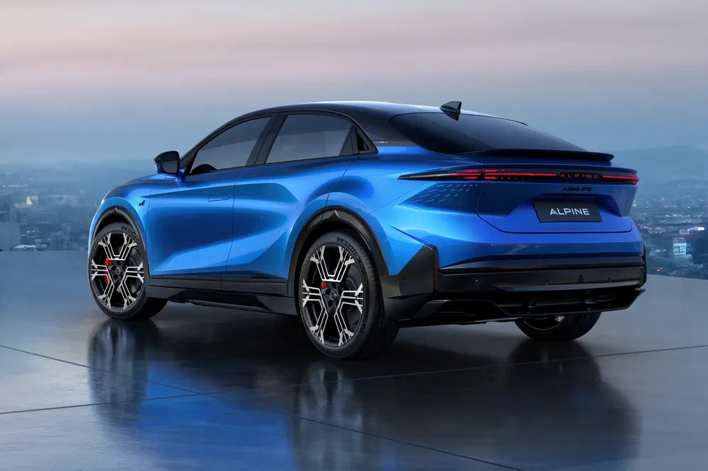 {"fr":"Concept car Alpine bleu sur fond de ville, design aérodynamique moderne et jantes stylisées.","nl":"Alpine conceptauto in blauw, stedelijke achtergrond, modern aerodynamisch ontwerp en gestileerde velgen."}