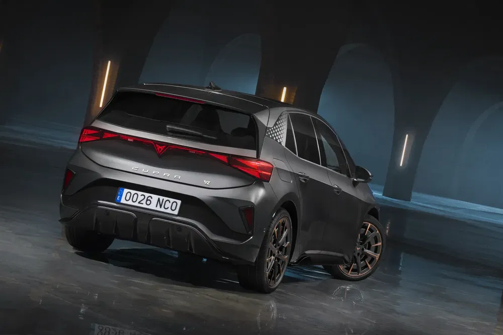 Voiture Cupra VZ noire en studio, vue arrière avec plaque immatriculation 0026 NCO.