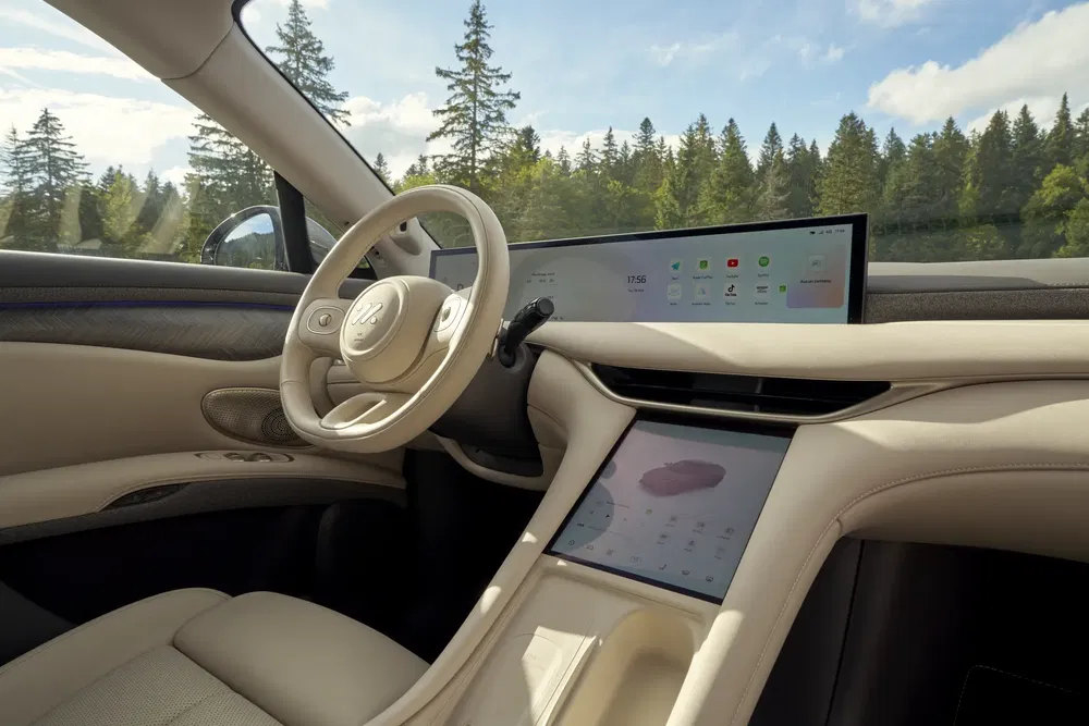 Intérieur de voiture Hyundai autonome avec un tableau de bord numérique moderne et vue forestière.