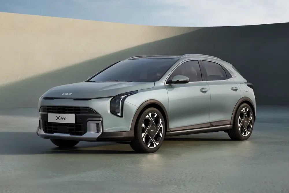 Kia XCeed 2023 SUV moderne avec design futuriste et phares distinctifs en lumière du jour.