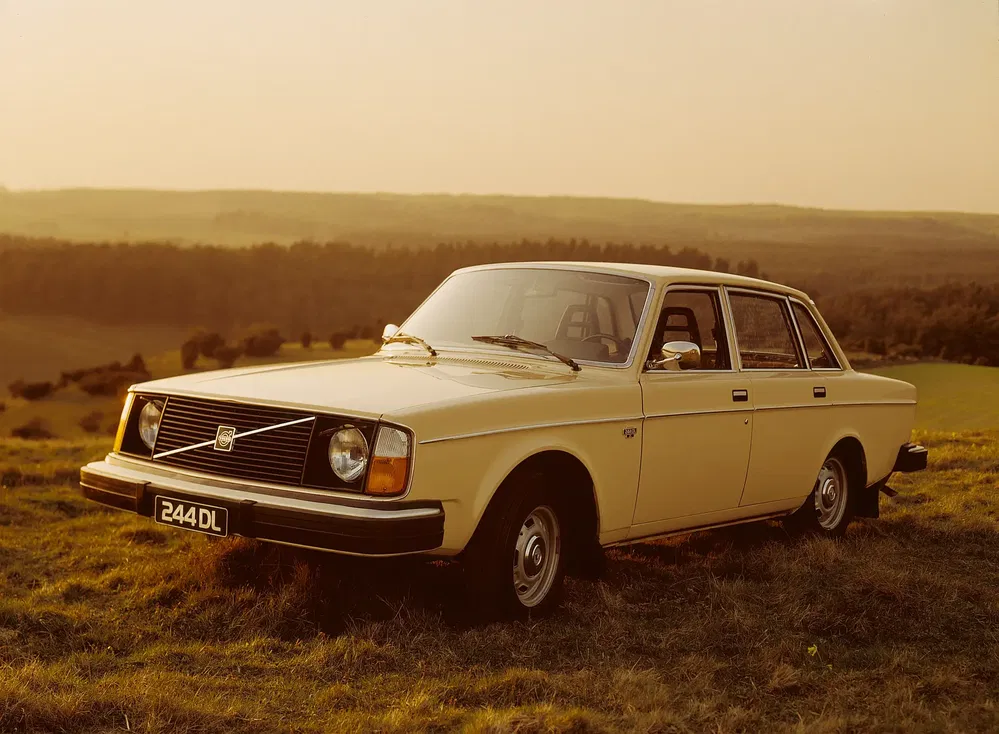 Volvo 244 DL vintage sur colline au coucher du soleil, design classique des années 70.