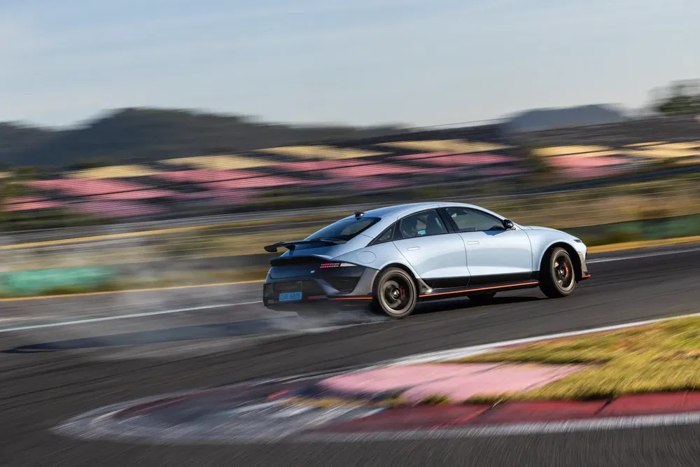 {"fr":"Hyundai Ioniq 6 haute performance sur circuit, dérive spectaculaire en virage.","nl":"Hyundai Ioniq 6 hoge prestaties op circuit, spectaculaire drift in bocht."}