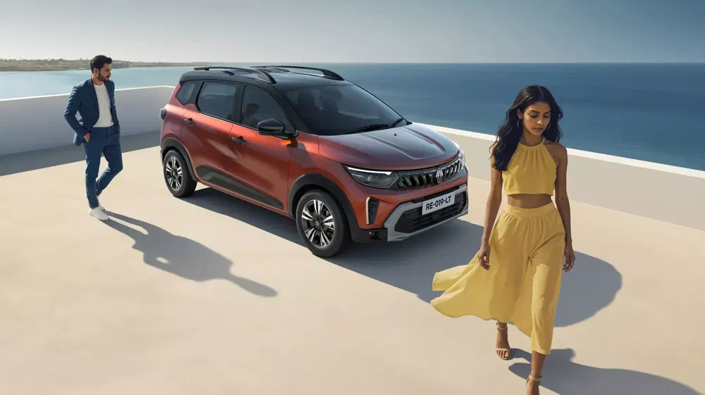 Renault Triber surplombant la mer avec un couple élégant sur un toit ensoleillé.