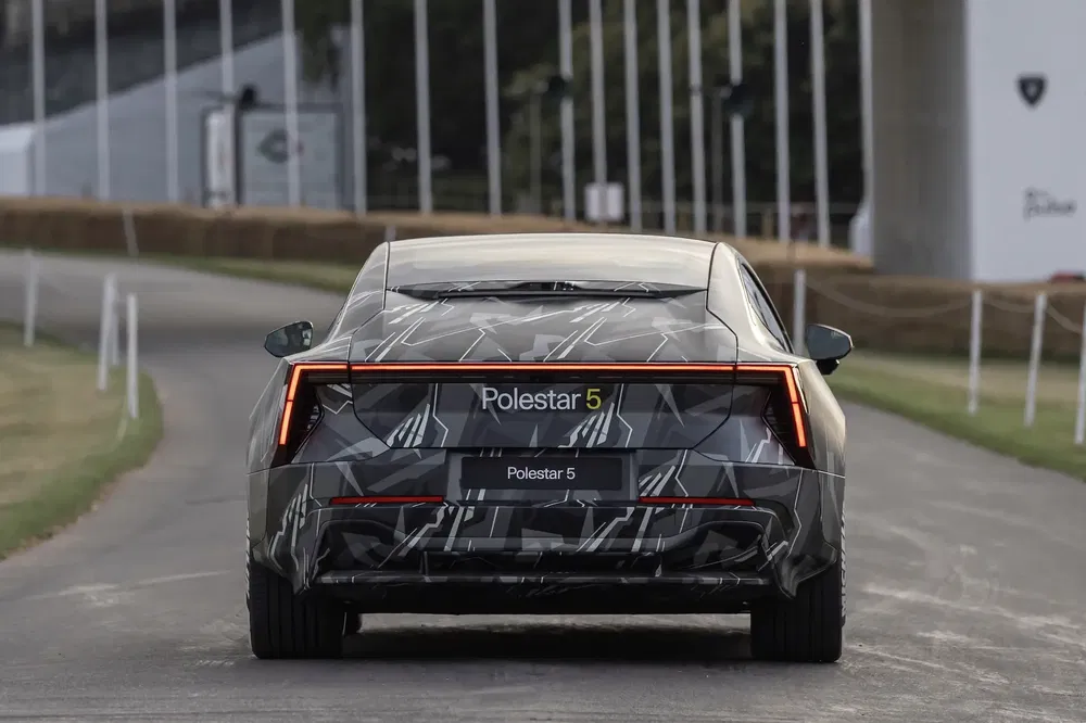 Arrière de la Polestar 5 camouflée sur une piste, ligne de feux LED distinctive.