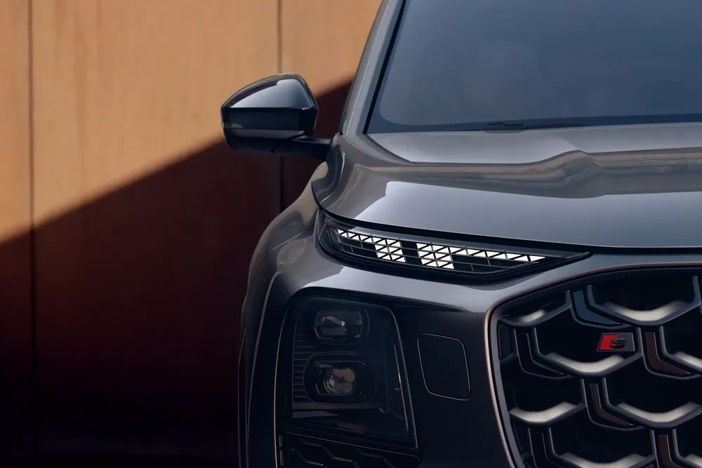 Gros plan de l'avant d'une Kia Telluride, montrant la calandre et les phares distincts.