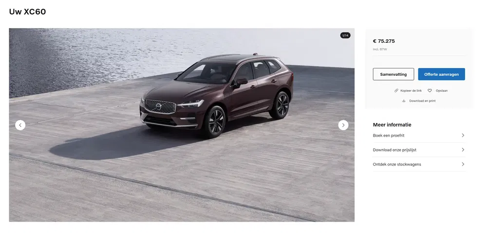 Bruine Volvo XC60 geparkeerd op betonnen esplanade nabij rustige watermassa.