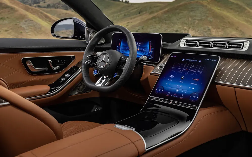 Intérieur luxueux de Mercedes-Benz avec volant et écrans numériques haute technologie.