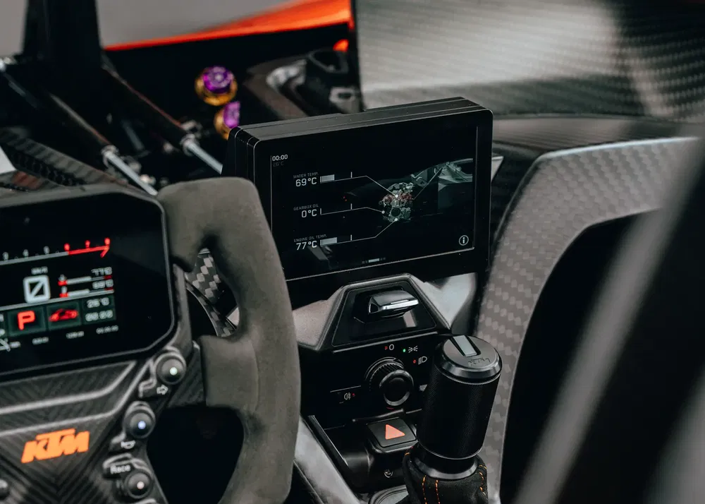 KTM-auto-interieur met koolstofvezel stuur en digitaal dashboard.
