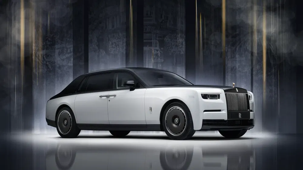 Rolls-Royce Phantom blanche et noire dans un décor élégant et futuriste.